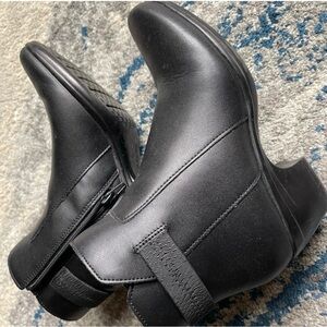 Clark’s ankle bootie boots.
7 1/2z
Worn 2X.
2” heel
Clark’s comfort